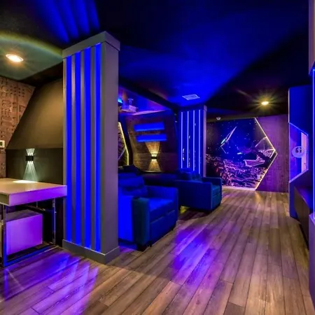 Lux Family Haven Near Disney Pool Theatre Room